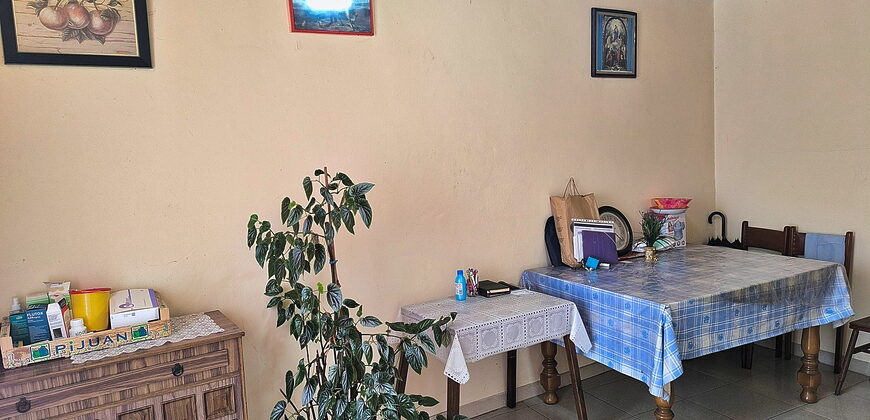 Bonita casa rústica de piedra con anexos y fincas en Palas de Rei