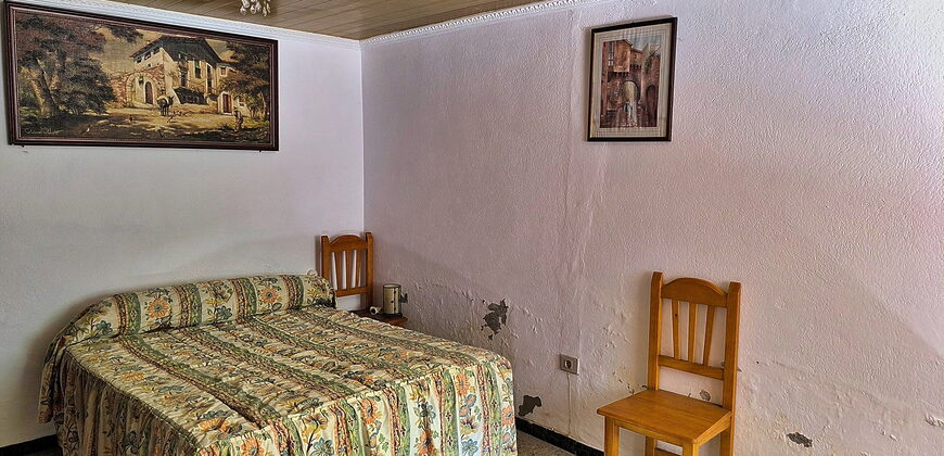 Bonita casa rústica de piedra con anexos y fincas en Palas de Rei