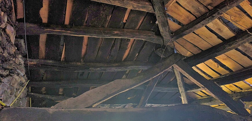Bonita casa rústica de piedra con anexos y fincas en Palas de Rei