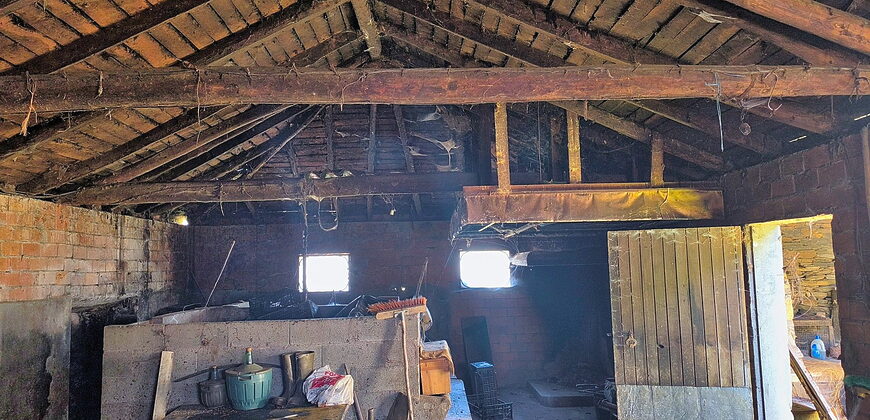 Bonita casa rústica de piedra con anexos y fincas en Palas de Rei