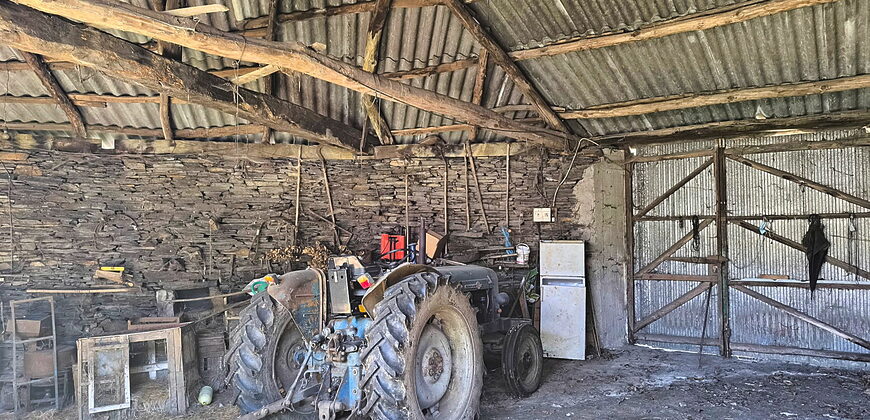 Bonita casa rústica de piedra con anexos y fincas en Palas de Rei