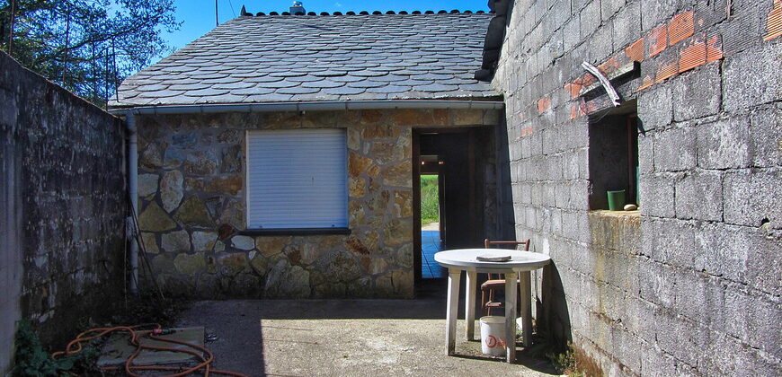Bonita casa rústica de piedra con anexos y fincas en Palas de Rei