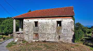 Vollständig aus Naturstein gebautes Haus mit Grundstück