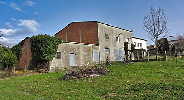 Bauernhaus mit Nebengebäuden, Ställen und Grundstück