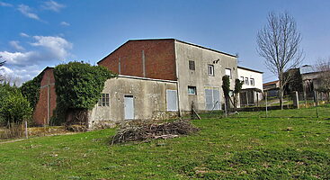 Boerenwoning met bijgebouwen, stallen en grond in Ferreira de Panton