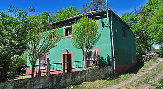 Charming habitable country home with land in Taboada
