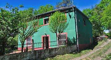 Zweigeschossiges Natursteinhaus mit Grundstück