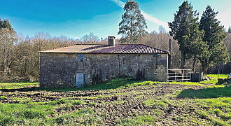 Farmhouse to renovate with a large plot of land on a secluded location