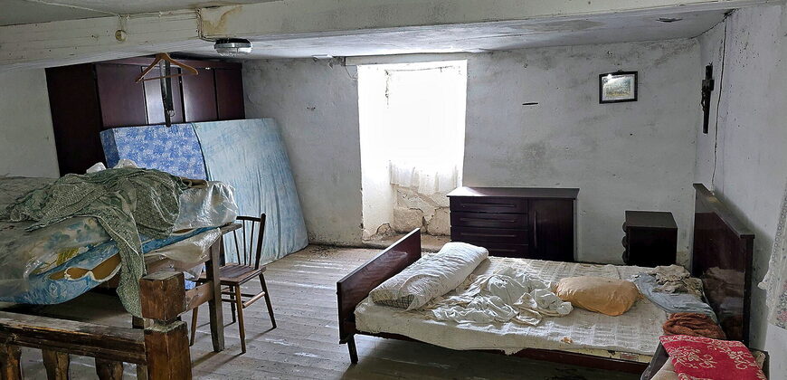 Casa grande de piedra a rehabilitar con anexos y finca amplia