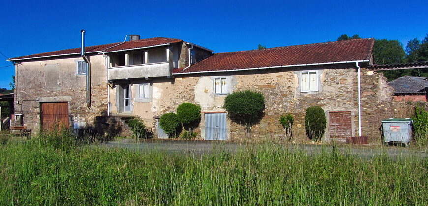 Geräumiges Natursteinhaus mit Innenhof und Grundstück in Monforte de Lemos