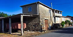 Geräumiges Natursteinhaus mit Innenhof und Grundstück in Monforte de Lemos Geräumiges Natursteinhaus mit Innenhof und Grundstück in Monforte de Lemos