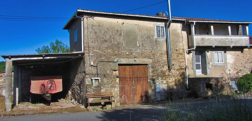 Geräumiges Natursteinhaus mit Innenhof und Grundstück in Monforte de Lemos