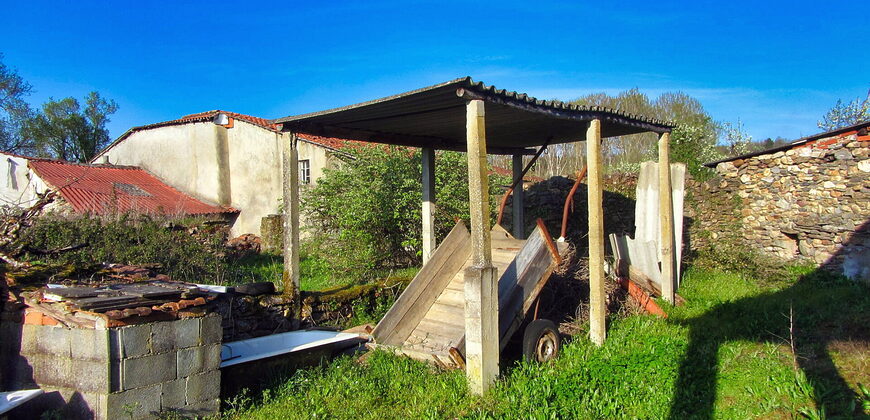 Geräumiges Natursteinhaus mit Innenhof und Grundstück in Monforte de Lemos