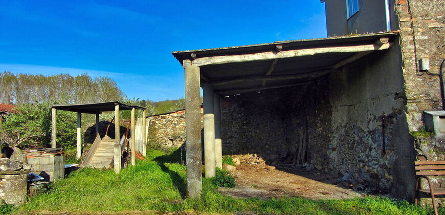 Geräumiges Natursteinhaus mit Innenhof und Grundstück in Monforte de Lemos