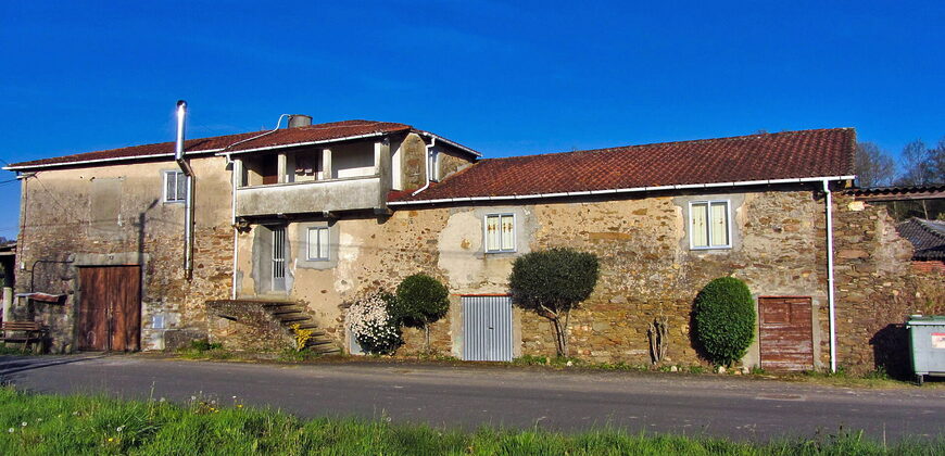 Geräumiges Natursteinhaus mit Innenhof und Grundstück in Monforte de Lemos