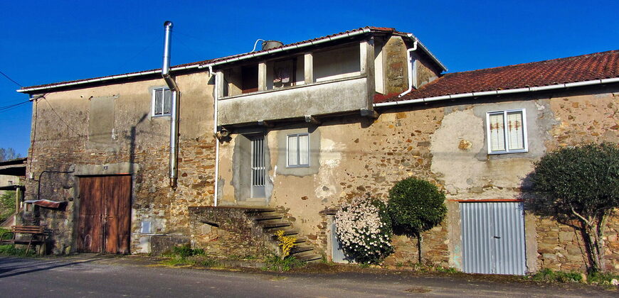 Geräumiges Natursteinhaus mit Innenhof und Grundstück in Monforte de Lemos