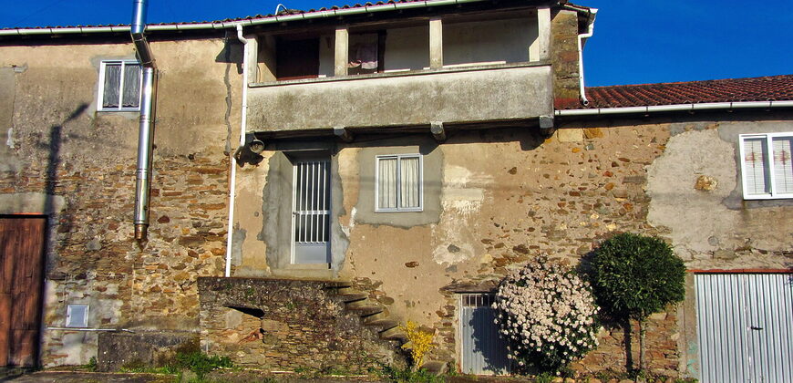 Geräumiges Natursteinhaus mit Innenhof und Grundstück in Monforte de Lemos