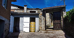 Fully habitable Country House with land and stunning views overlooking the Cabe valle Fully habitable Country House with land and stunning views overlooking the Cabe valle