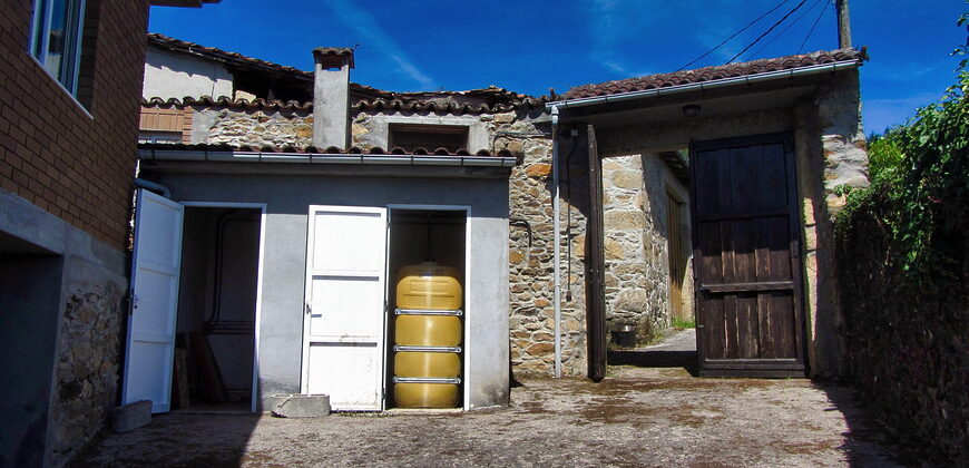 Fully habitable Country House with land and stunning views overlooking the Cabe valle