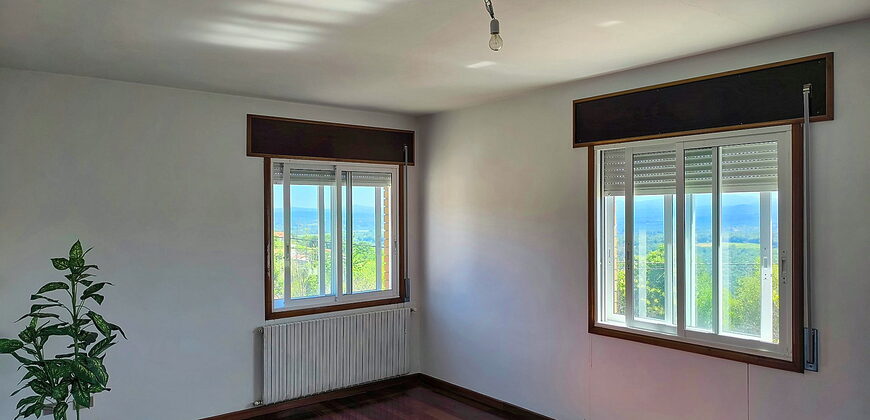 Fully habitable Country House with land and stunning views overlooking the Cabe valle