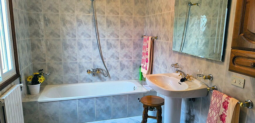 Fully habitable Country House with land and stunning views overlooking the Cabe valle
