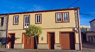 Townhouse with potential for business located in Ferreira de Panton