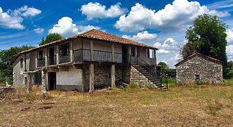 Complex of 3 stone-built houses with a beautiful “hórreo” and land Complex of 3 stone-built houses with a beautiful “hórreo” and land