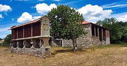 Complex of 3 stone-built houses with a beautiful “hórreo” and land Complex of 3 stone-built houses with a beautiful “hórreo” and land