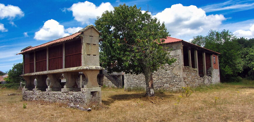 Complex of 3 stone-built houses with a beautiful “hórreo” and land