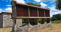 Complex of 3 stone-built houses with a beautiful “hórreo” and land Complex of 3 stone-built houses with a beautiful “hórreo” and land