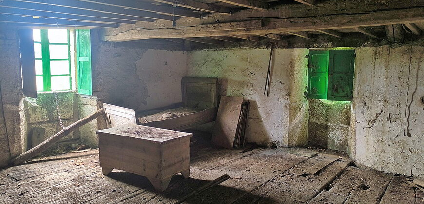 Complex of 3 stone-built houses with a beautiful “hórreo” and land