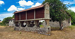 Complex of 3 stone-built houses with a beautiful “hórreo” and land Complex of 3 stone-built houses with a beautiful “hórreo” and land