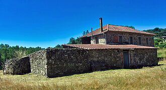 Rustic stone-built house to renovate with outbuildings and a large plot of land