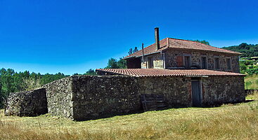 Casa rústica de piedra a rehabilitar con amplia finca en Monforte de Lemos
