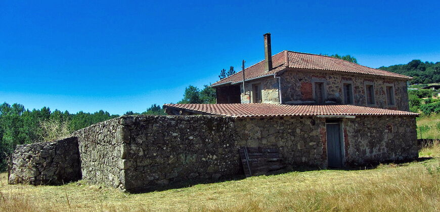 Rustic stone-built house to renovate with outbuildings and a large plot of land