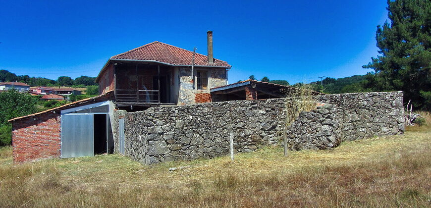 Rustic stone-built house to renovate with outbuildings and a large plot of land