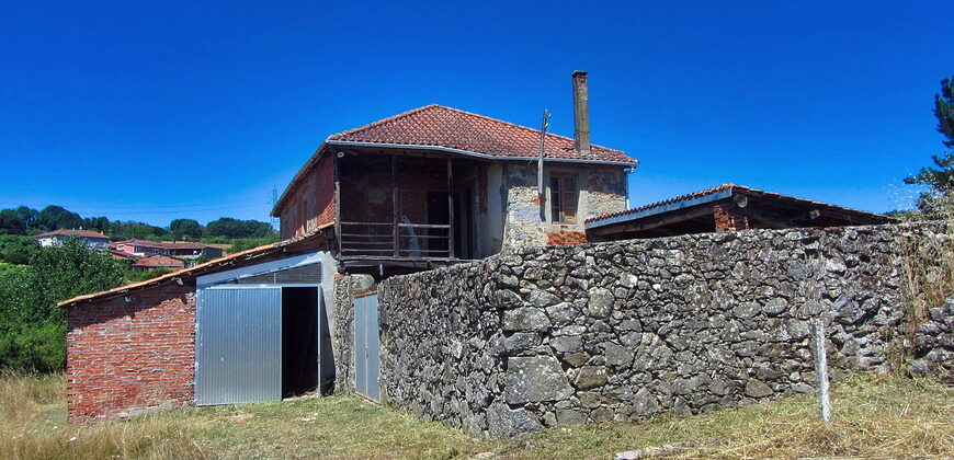 Rustic stone-built house to renovate with outbuildings and a large plot of land