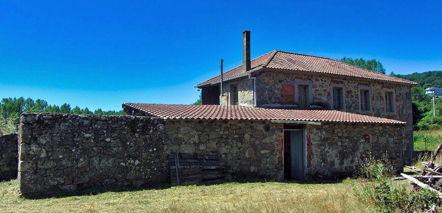 Rustic stone-built house to renovate with outbuildings and a large plot of land