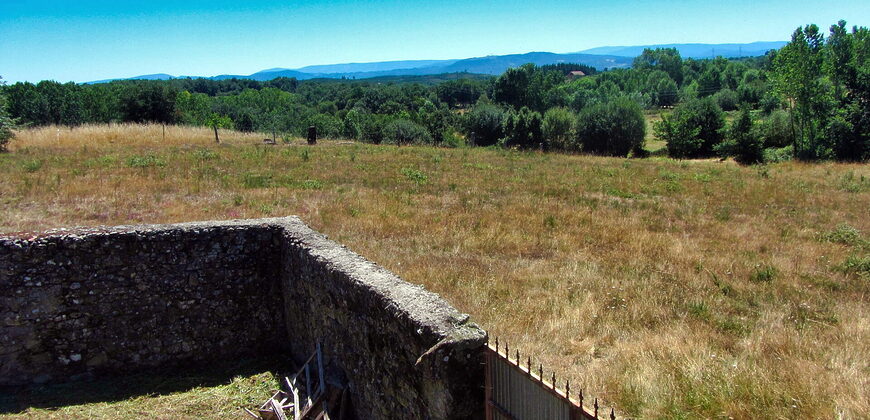 Rustic stone-built house to renovate with outbuildings and a large plot of land