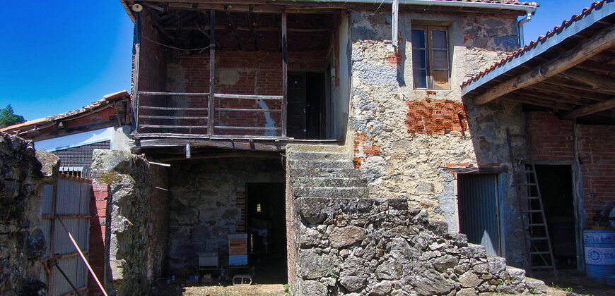 Rustic stone-built house to renovate with outbuildings and a large plot of land