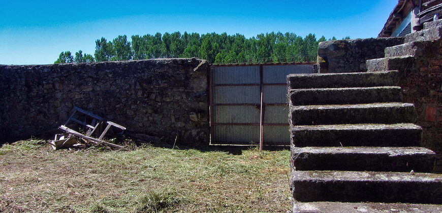 Rustic stone-built house to renovate with outbuildings and a large plot of land