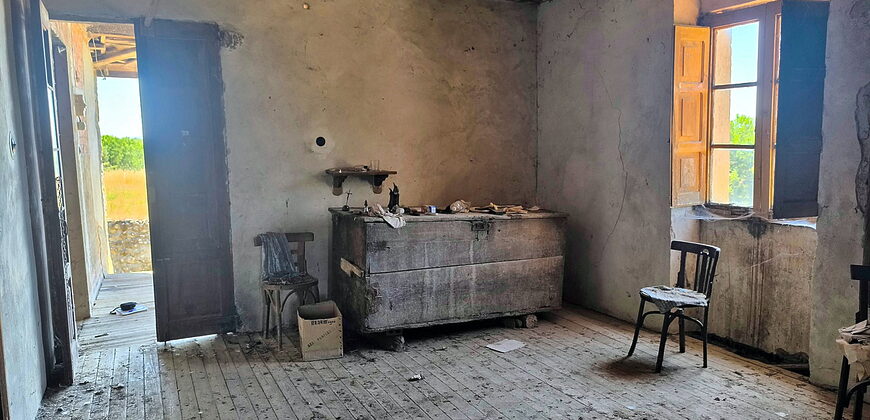 Rustic stone-built house to renovate with outbuildings and a large plot of land