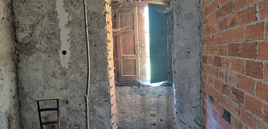Rustic stone-built house to renovate with outbuildings and a large plot of land