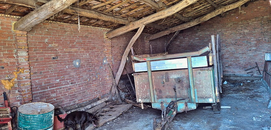 Rustic stone-built house to renovate with outbuildings and a large plot of land