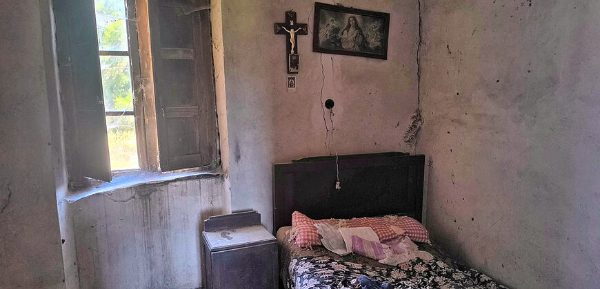 Rustic stone-built house to renovate with outbuildings and a large plot of land
