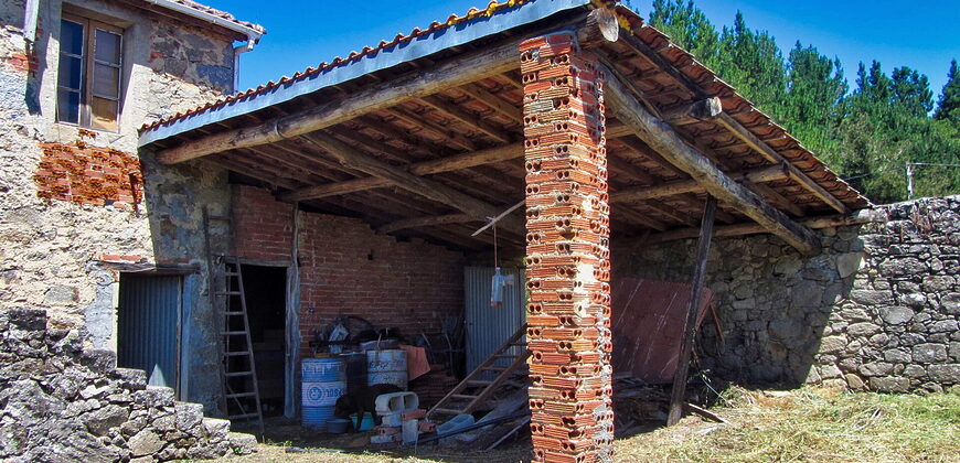 Rustic stone-built house to renovate with outbuildings and a large plot of land