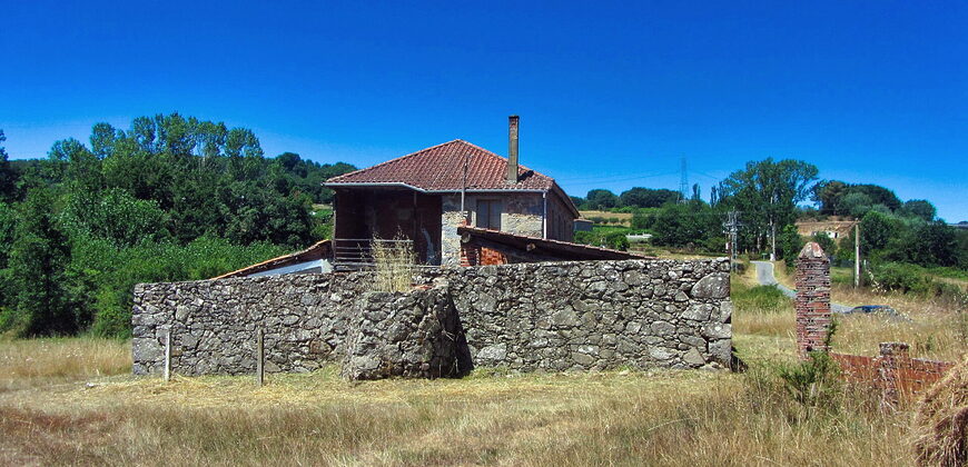 Rustic stone-built house to renovate with outbuildings and a large plot of land