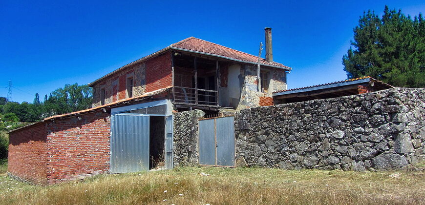 Rustic stone-built house to renovate with outbuildings and a large plot of land