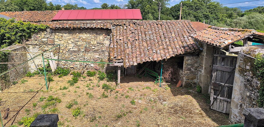 Casa rectoral de piedra a rehabilitar en pleno Camino de Invierno