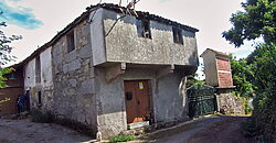Stone-built house in habitable state with garden close to Monterroso